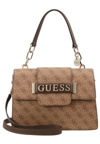Ruskeakuvioinen kangas- ja nahkalaukku, jossa on läppä, jossa kullanvärinen "GUESS"-logo, irrotettava hihna ja ketjusomisteet.