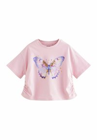 Camiseta de algodón rosa con mangas cortas, que presenta un gran gráfico de mariposa en azul, morado y dorado, con laterales fruncidos para un ajuste relajado.