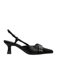 Zapato negro de piel con talón abierto, de punta afilada, correa delgada y tacón bajo. Presenta acentos metálicos circulares en la parte superior como detalle.