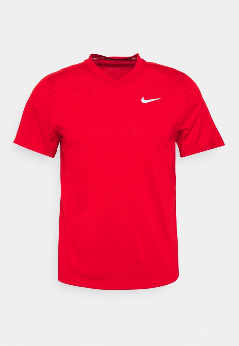 Camiseta Nike roja de manga corta con diseño de cuello en v y logo blanco en el pecho. Textura suave, ajuste atlético y aberturas laterales para mayor flexibilidad.