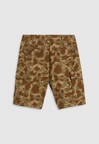 Pantalones cortos de camuflaje en verde y marrón, fabricados con tela resistente, con doble bolsillo trasero y bolsillos laterales tipo cargo.