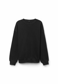 Zwarte crewneck sweater met lange mouwen, ribbelboorden bij de mouwen en de onderkant, en een kleine driehoekige stiksel-detail onder de halslijn.