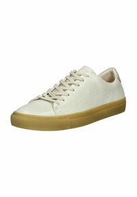 Weiße Leder-Sneaker mit strukturiertem Obermaterial, flachen Schnürsenkeln und einer hellbraunen Gummisohle. Mit runder Zehenpartie und minimalistischem Design, geeignet für Freizeitbekleidung.