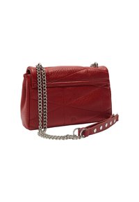 Czerwona pikowana skórzana torebka, prostokątna, ze srebrnym łańcuszkiem oraz odpinanym ramieniem z ćwiekami. Teksturowana powierzchnia z detalami szwów.