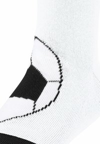 Białe skarpetki sportowe z czarno-białym wzorem piłki nożnej na kostce, wykonane z teksturowanej dzianiny dla elastyczności i komfortu.