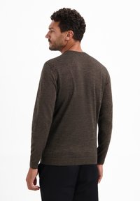 Trui van een donkerbruine gebreide stof, met lange mouwen, een ronde halslijn en een gestructureerd patroon overal.