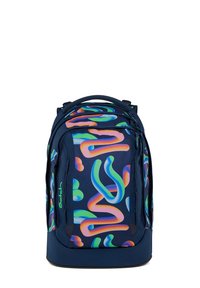 Zaino blu navy con forme astratte colorate in rosa, verde e blu. Presenta spallacci imbottiti, una maniglia superiore e più scomparti con zip.