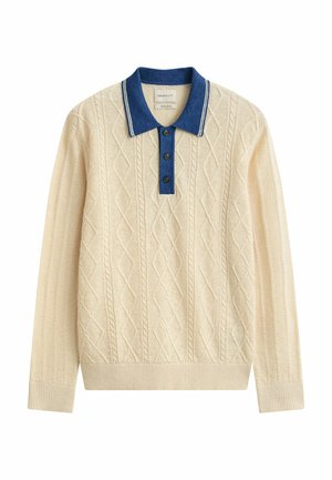 Pull en tricot torsadé crème à manches longues avec un col boutonné bleu et des poignets et ourlet côtelés.