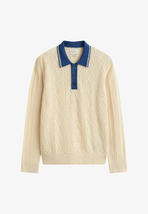 Roomkleurige kabelgebreide trui met lange mouwen, een blauwe kraag met knopen en geribde manchetten en zoom.