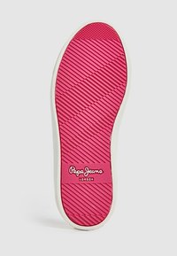 Suela de goma rosa con estrías diagonales y un borde blanco, que presenta un destacado logo de "Pepe Jeans London" en rojo en el centro inferior.