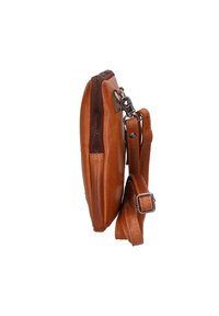 Borsa a tracolla in pelle marrone con profilo sottile, chiusura a zip e tracolla regolabile. Presenta una texture liscia e dettagli di cucitura discreti.