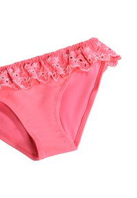 Koralfarvet bikini bund med en volangkant i blonde ved taljen, der har glat stof og elastisk syning for en behagelig pasform.