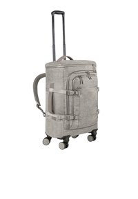 Rollrucksack aus hellgrauem Stoff, ausgestattet mit mehreren Reißverschlusstaschen, verstellbaren Gurten und einem ausziehbaren Griff. Vier Rollen für Mobilität.