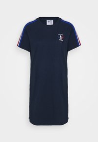 Marinblå bomullst-shirtklänning med rundad halsringning, kort ärm och horisontella röd, vit och blå ränder på axlarna; logotypdetalj på bröstet.