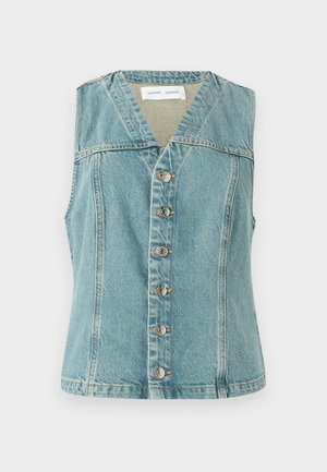 Gilet in denim blu chiaro con scollatura a V, senza maniche, chiusura frontale con bottoni e accenti argentati, e silhouette aderente.