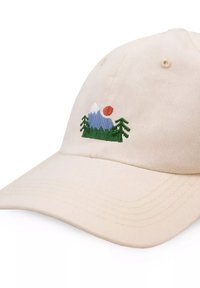 Bawełniana czapka w jasnym beżu z wygiętym daszkiem. Ozdobiona haftowanym krajobrazem gór, drzew i słońca w odcieniach niebieskiego, zielonego i pomarańczowego.
