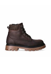 Stivale ankle in pelle marrone con un colletto in tessuto marrone testurizzato, punta tondeggiante, sei occhielli metallici e una suola in gomma spessa con battistrada.