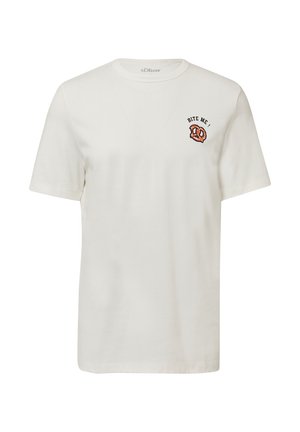 Weißes T-Shirt mit kurzen Ärmeln aus Baumwolle, das ein gesticktes Brezel-Design mit dem Text "BITE ME!" auf der linken Brustseite zeigt.