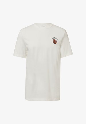 Weißes T-Shirt mit kurzen Ärmeln aus Baumwolle, das ein gesticktes Brezel-Design mit dem Text "BITE ME!" auf der linken Brustseite zeigt.