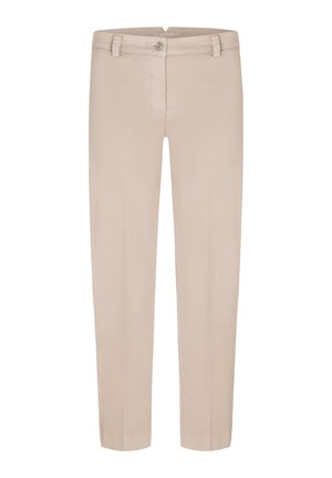 Beżowe, dopasowane spodnie z szlufkami na pasek, zapinane z przodu na guzik i zamek, prezentowane na białym tle.
