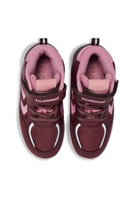 Vinröda sneakers med rosa accenter, med ett kardborreband, texturerat tyg och en vadderad insida. Vita detaljer längs sulan.