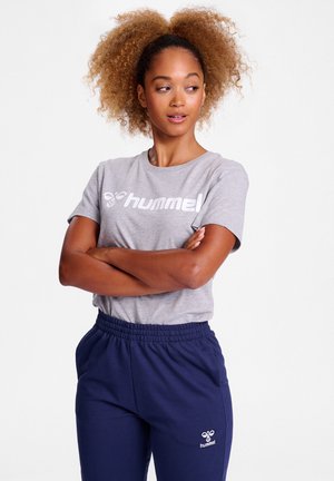 Grå bomulds t-shirt med "hummel" logo i hvid, parret med navy blå joggere med elastisk talje, der har det samme logo. Casual atletisk tøj.