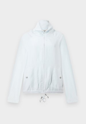 Veste zippée bleu clair avec col montant, manches longues, deux poches avant avec fermetures à pression, et cordon ajustable à l'ourlet.