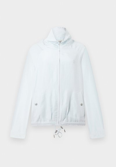 Ανοιχτό μπλε μπουφάν με φερμουάρ και ψηλό γιακά, μακριά μανίκια, δύο εμπρόσθιες τσέπες με κλείσιμο με κουμπί και ρυθμιζόμενο κορδόνι στη βάση.