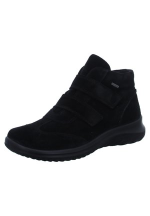 Schwarze Ankle Boots aus Wildleder mit strukturiertem Finish, versehen mit zwei Klettverschlüssen, einer geformten Sohle und einem hohen Design.