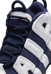 Nike Sportswear AIR MORE UPTEMPO KI BP - Sneakers - white midnight navy mtlc gold univ red