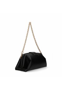 Borsa sintetica nera con tracolla in catena dorata, forma rettangolare, base piatta e texture plissettata. Caratterizzata da una chiusura a patta superiore.