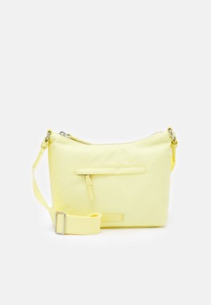 Lichtgele crossbodytas met een verstelbare brede band, voorvak met rits en bovenste ritsluiting tegen een witte achtergrond.