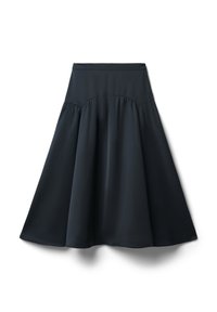 Gonna nera a campana realizzata in tessuto leggero con una texture liscia. Presenta una vita aderente e un design arricciato per un volume maggiore.