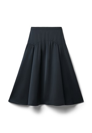 Jupe évasée noire en tissu léger avec une texture lisse. Dotée d'une taille ajustée et d'un design froncé pour plus de volume.