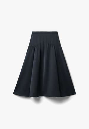 Gonna nera a campana realizzata in tessuto leggero con una texture liscia. Presenta una vita aderente e un design arricciato per un volume maggiore.