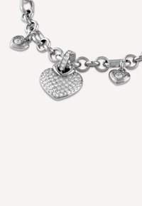 Bracciale in argento con ciondolo a forma di grande cuore decorato con cristalli trasparenti e due ciondoli a forma di cuore più piccoli con dettagli simili.