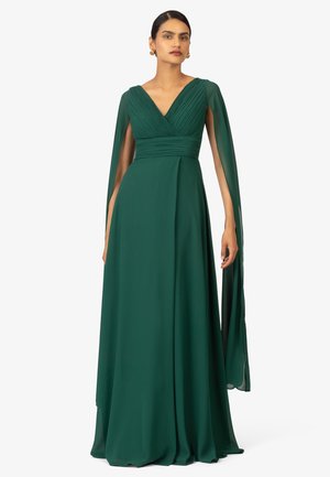 Smaragdgrünes Kleid mit V-Ausschnitt, gefälteltem Oberteil und durchsichtigen Capeärmeln, das einen fließenden Rock und eine glatte Stofftextur aufweist.
