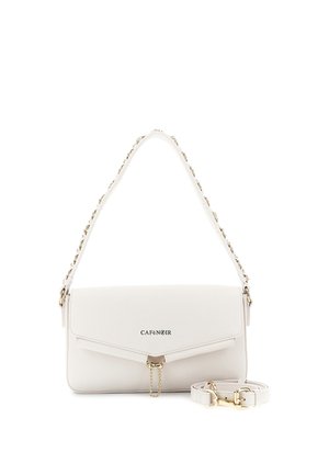 Borsa a spalla in pelle bianca con dettaglio catena dorata, chiusura a patta, logo "CAFèNOIR" e tracolla removibile posizionata accanto.