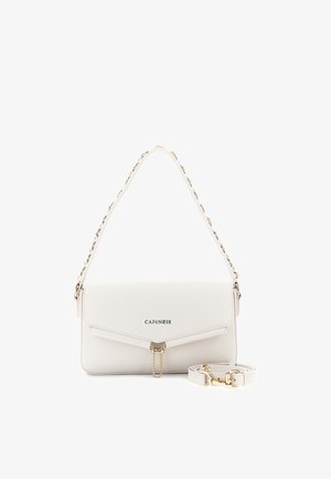 Sac à bandoulière en cuir blanc avec détail en chaîne dorée, fermeture à rabat, logo "CAFèNOIR" et bandoulière amovible posée à côté.