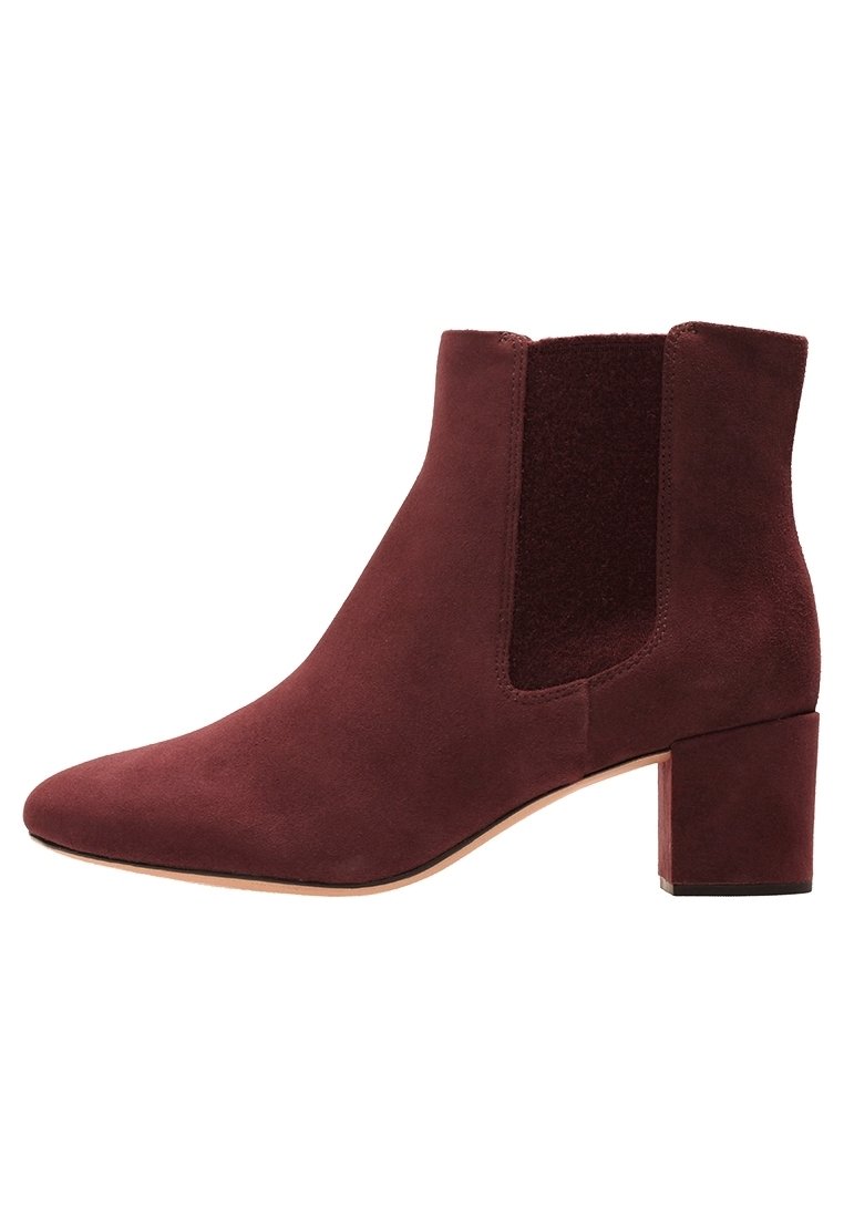 Bordowy zamszowy botek do kostki na obcasie typu blok z elastycznym panelem bocznym, z charakterystycznym zaostrzonym noskiem i gładką podeszwą.