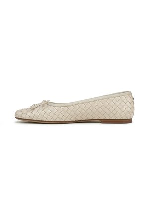 Beige geweven ballerina's met een ronde neus en een decoratieve strik. Glad oppervlak en lage, platte zool voor comfort.