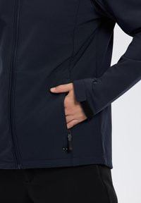 Marine softshell jack met een rits aan de voorkant, zijzak en klittenband verstelbare manchetten. Gemaakt van glad, waterafstotend materiaal.