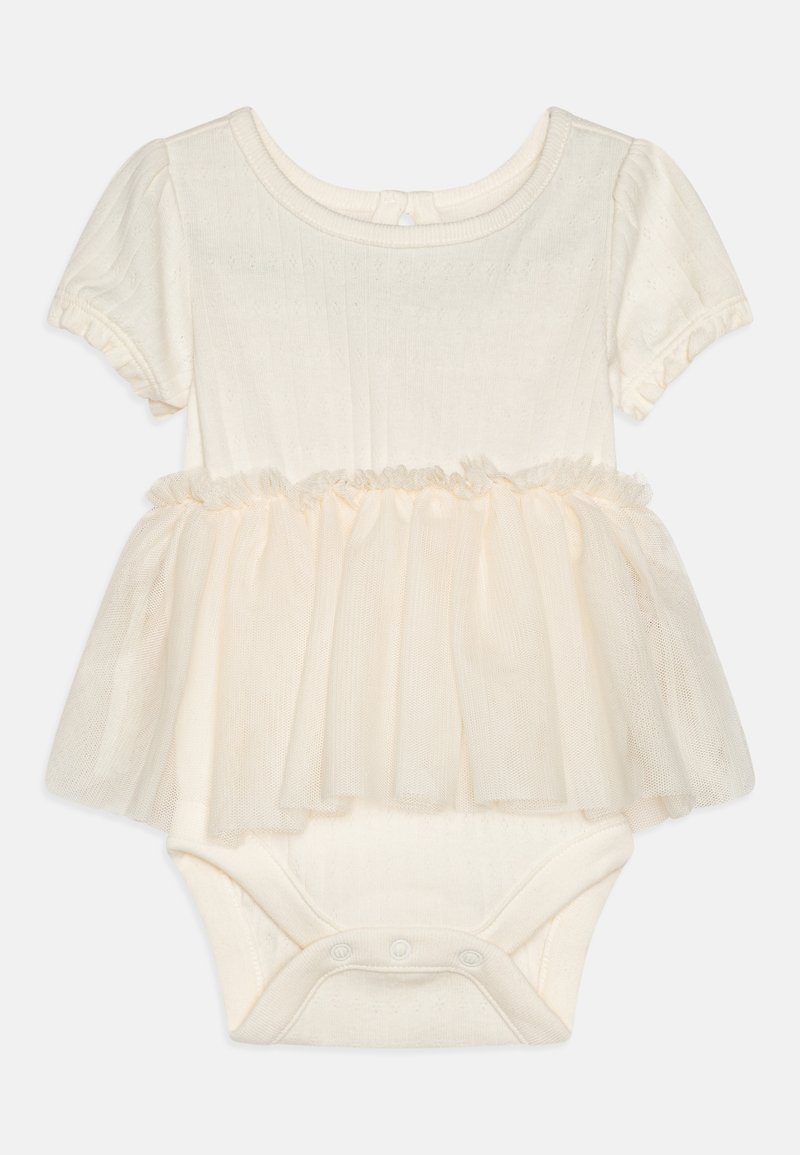 Bodysuit bébé à manches courtes en crème avec une superposition de jupe en tulle, texture côtelée et fermeture à pression en bas pour un habillage facile.