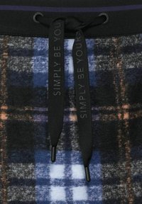 Pantalons de jogging en polaire avec un motif à carreaux bleu, noir et marron ; dotés de cordons noirs avec le texte imprimé "SOIS SIMPLE, SOIS TOI".