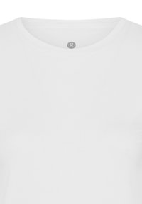 Hvid T-shirt med korte ærmer, rund halsudskæring og en glat tekstur. Har et lille logo-tag ved kraven.