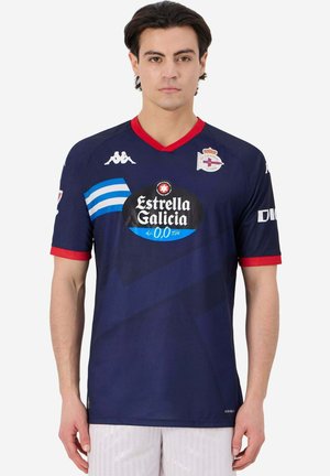 Maglietta da calcio della marina con accenti rossi, caratterizzata da un collo a V, stampe del logo e strisce diagonali blu sul petto. Realizzata in tessuto traspirante.