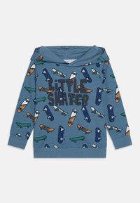 Vaaleansininen collegepaita, joka on valmistettu puuvillasta ja jossa on toistuva skeittituloste vihreänä, oranssina ja tummansinisenä, sekä "LITTLE SKATER" paksulla mustalla tekstillä.