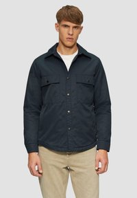 Granatowa kurtka zapinana na guziki, z dwoma kieszeniami na piersi, płaskim kołnierzem i nieco zaokrąglonym dołem. Wykonana z gładkiego materiału.