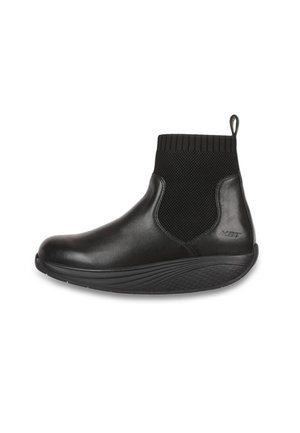 Bottines noires avec un extérieur en cuir lisse, des panneaux latéraux en tissu élastique, un bout arrondi et une semelle en caoutchouc texturée. Comprend une languette de traction.