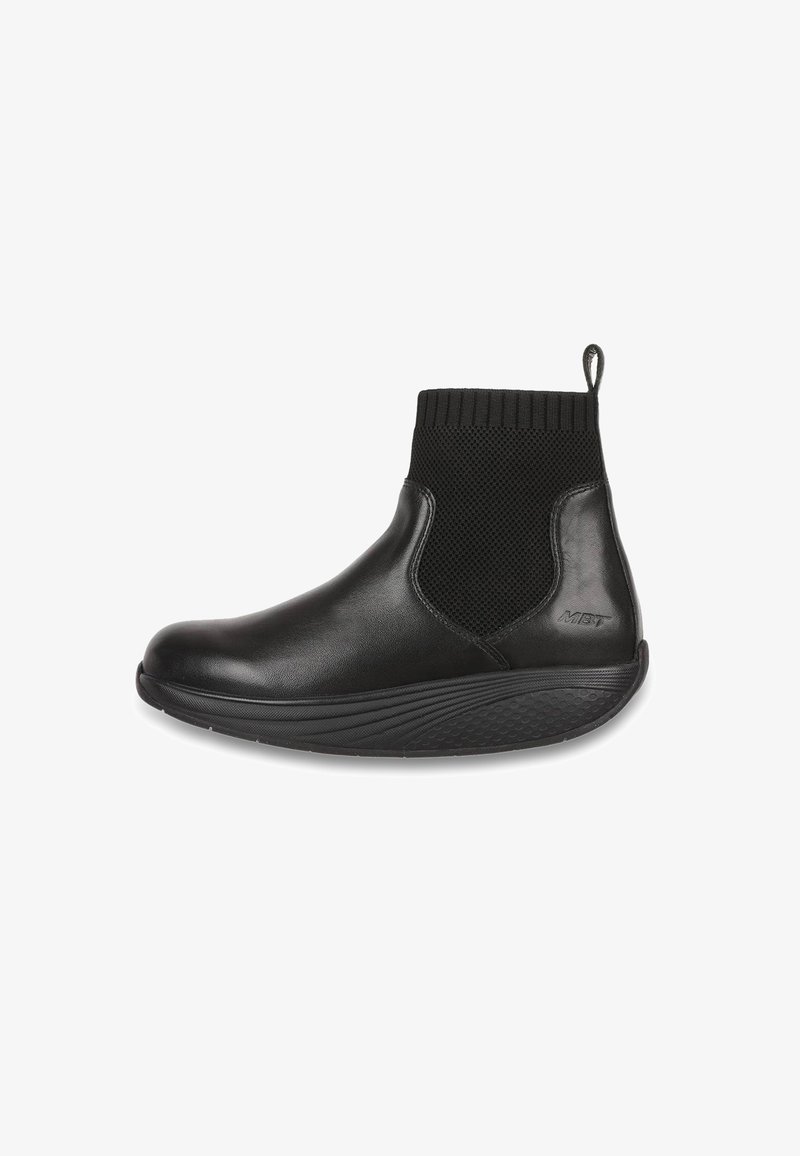 Bottines noires avec un extérieur en cuir lisse, des panneaux latéraux en tissu élastique, un bout arrondi et une semelle en caoutchouc texturée. Comprend une languette de traction.